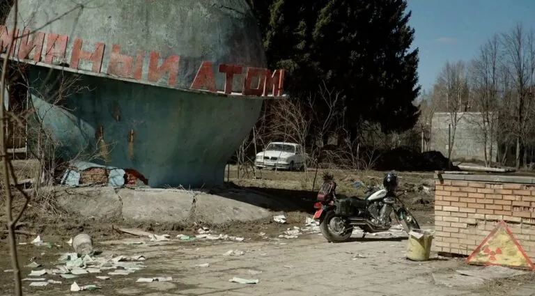 Момент из трейлера сериала Чернобыль: Зона отчуждения